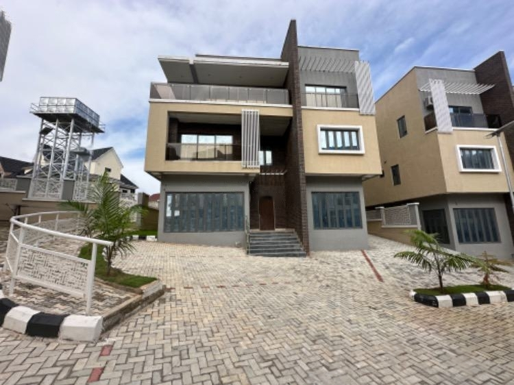 5 bedroom semi-detached duplex